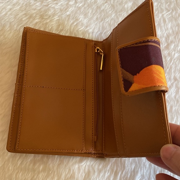 NWOT EXPRESS Tropical 🌴 Floral Wallet w/ lots of compartments! - Picture 5 of 12